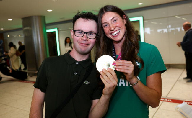 kate-oconnor-poses-with-her-cousin-george-allen