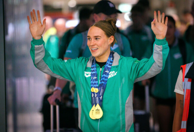 ellen-walshe-arrives-home-with-her-400m-individual-medley-gold-medal-and-200m-individual-medley-gold-medal
