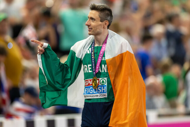 mark-english-celebrates-with-his-gold-medal