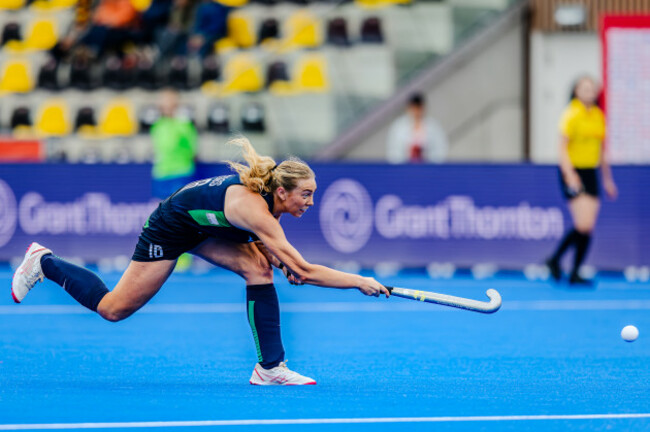 charlotte-beggs-shoots-at-goal