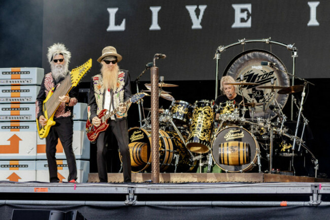 zz-top-kunstrasen-bonn-gronau-2024-04-07-2024-elwood-francis-bass-billy-gibbons-sanger-und-frank-beard-schlagzeug-von-der-us-amerikanischen-rockband-zz-top-beim-live-auftritt-auf-der-kunstrasen-b