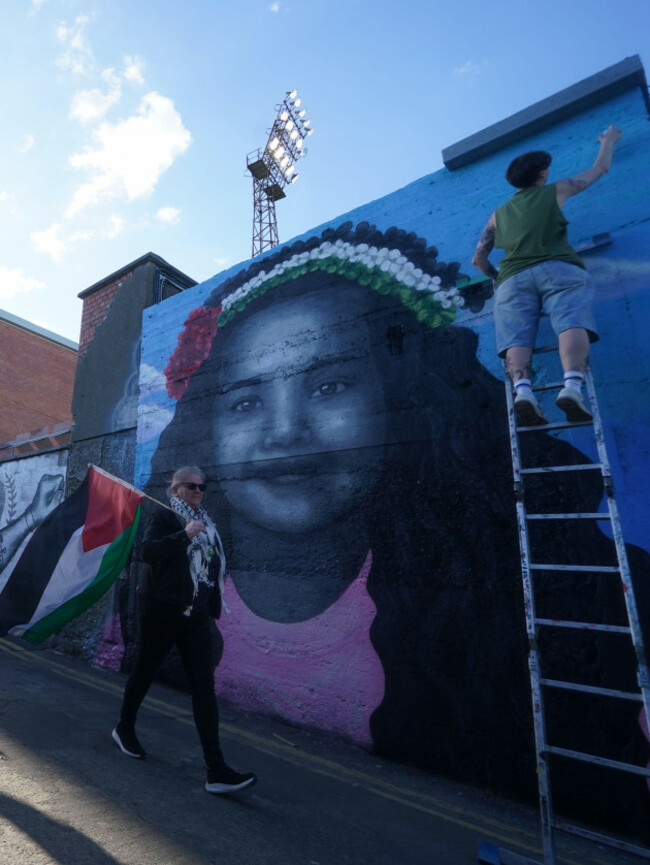 retransmitted-with-additional-information-artist-emmalene-blake-puts-the-finishing-touches-to-a-mural-of-hind-rajab-the-6-year-old-palestinian-girl-who-was-killed-in-gaza-along-with-several-family-m