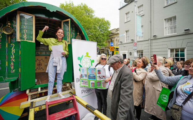 senator-eileen-flynn-addresses-members-of-the-traveller-community-holding-a-protest-outside-leinster-house-calling-on-the-taoiseach-to-address-what-they-say-is-a-denial-of-their-human-rights-picture
