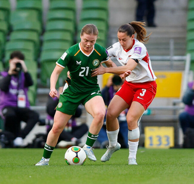 aviva-stadium-dublin-ireland-18th-apr-2026-2026-womens-world-cup-qualifier-football-republic-of-ireland-versus-poland-emily-murphy-of-ireland-holds-off-wiktoria-zieniewicz-of-poland-credit-act