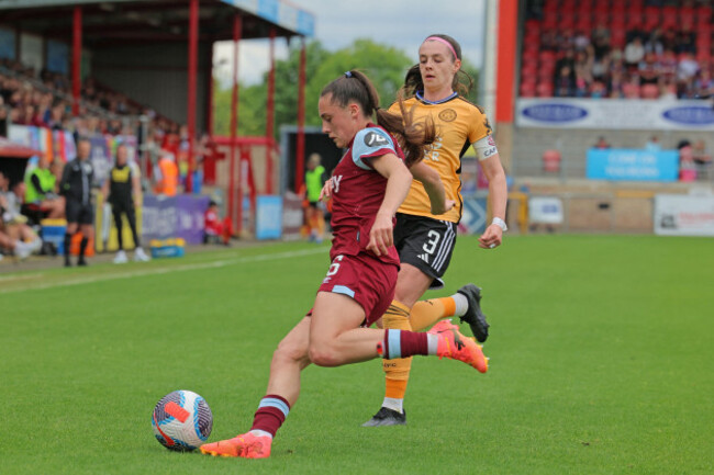 london-uk-05th-may-2024-dagenham-england-may-5th-2024-jess-ziu-16-west-ham-united-and-sam-tierney-3-leicester-city-battle-for-the-ball-duel-during-the-barclays-fa-womens-super-league-matc