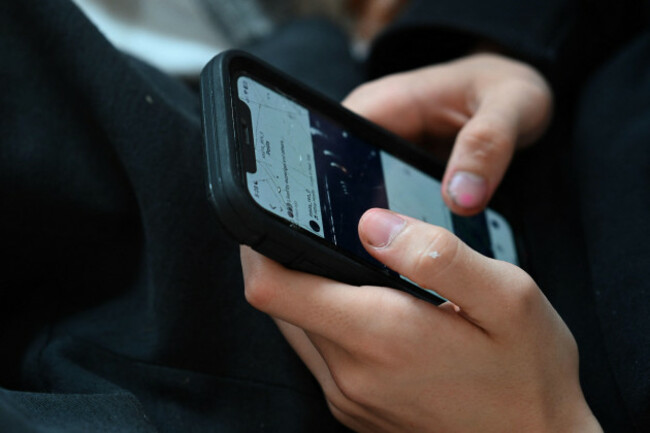 sydney-australia-13th-nov-2024-a-teenager-uses-his-mobile-phone-to-access-social-media-sydney-wednesday-november-13-2024-the-minister-for-communications-the-hon-michelle-rowland-mp-will-deli