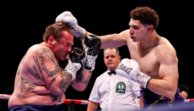 adam-olaniyan-lands-a-punch-on-his-opponent