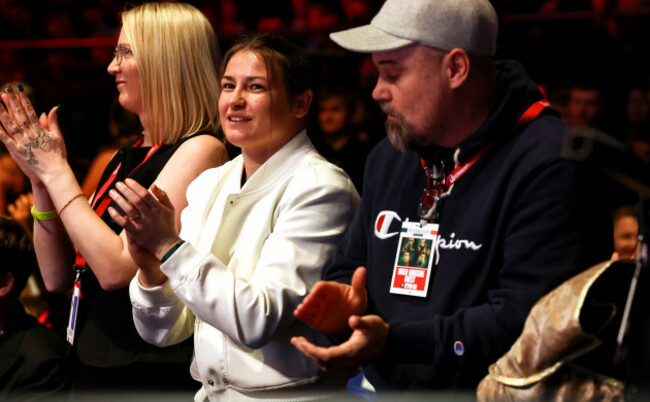 katie-taylor-applauds-adam-olaniyans-victory