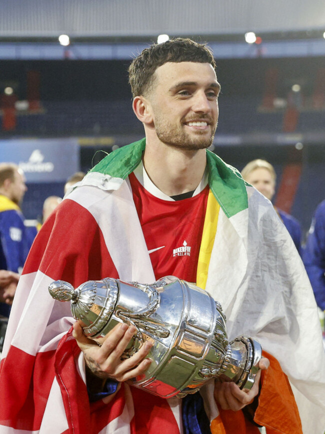 rotterdam-troy-parrott-of-az-alkmaar-with-the-knvb-cup-after-the-knvb-cup-final-match-between-az-alkmaar-and-nec-nijmegen-at-de-kuip-stadium-on-april-19-2026-in-rotterdam-the-netherlands-bart-sto