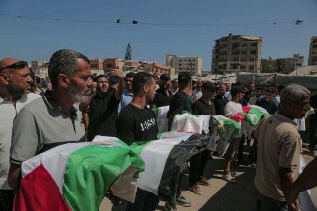 palestine-20th-aug-2026-palestinians-carry-the-bodies-of-relatives-during-a-mass-funeral-for-50-people-whose-remains-were-recently-recovered-by-civil-defense-teams-from-the-rubble-of-buildings-dest