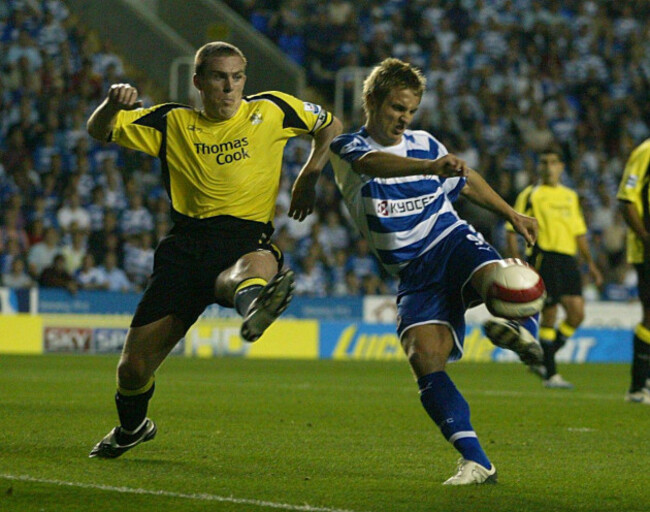 readings-kevin-doyle-fires-in-a-shot-past-manchester-citys-richard-dunne