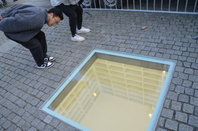 berlin-germany-november-9-2024-commemoration-of-the-86th-anniversary-of-the-november-pogroms-in-berlin-the-empty-library-a-memorial-at-bebelplatz-by-israeli-artist-micha-ullman-for-nazi-book