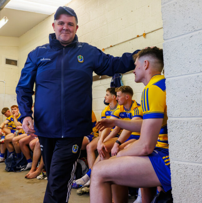 mark-dowd-with-his-team-after-the-game