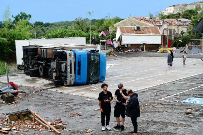 carcassonne-france-24th-aug-2026-photopqrlindependantclaude-boyer-pomas-le-24-08-2026-plusieurs-habitations-fortement-endommagees-apres-le-passage-de-la-tornade-a-pomas-entre-carcassonn