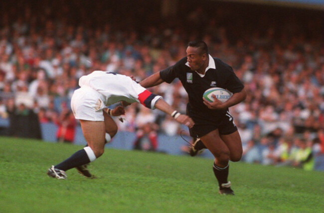 jonah-lomu-nz-holds-off-englands-tony-underwood