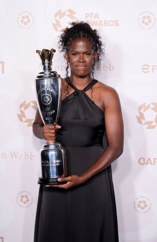 khadija-bunny-shaw-with-her-pfa-players-player-of-the-year-award-during-the-pfa-awards-2026-at-manchester-opera-house-picture-date-tuesday-august-25-2026