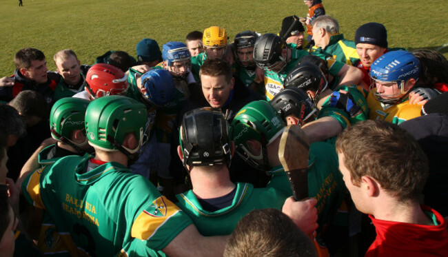 cian-oneill-speaks-to-the-players-before-the-match