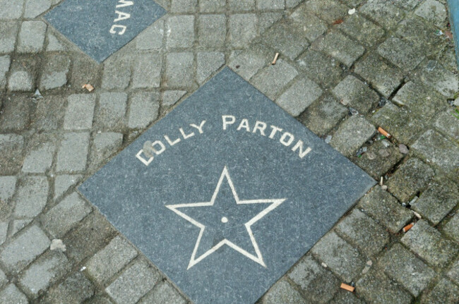 hollywood-style-pavement-outside-dick-macks-pub-in-dingle-ireland-star-slabs-with-the-names-of-stars-who-have-visited-the-pub-such-as-dolly-parton