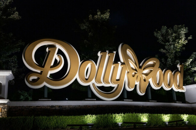 the-entrance-to-dollywood-with-the-amusement-park-logo-dollywood-is-dolly-partons-famous-amusement-park-located-in-the-smoky-mountains