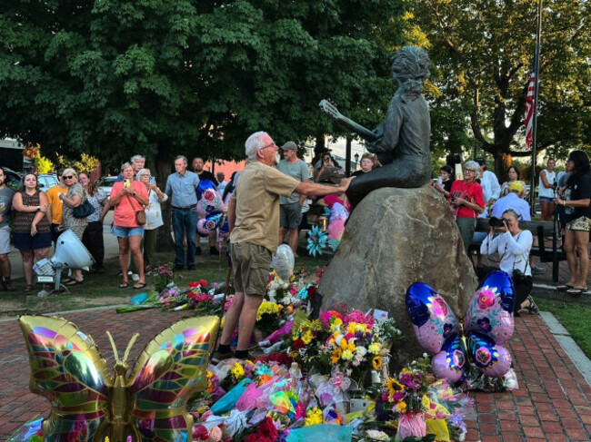james-a-gambrell-a-former-chef-at-dollywood-touches-the-dolly-parton-statue-in-downtown-sevierville-tenn-on-tuesday-aug-25-2026-ap-photodylan-lovan