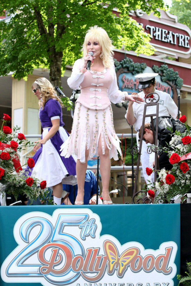 singer-dolly-parton-performing-in-her-theme-park-dollywood-in-pigeon-forge-2010