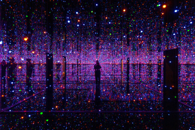 infinity-mirrored-room-filled-with-the-brilliance-of-life-at-yayoi-kusama-infinity-mirror-rooms-exhibition-2021-at-the-tate-modern-london-uk