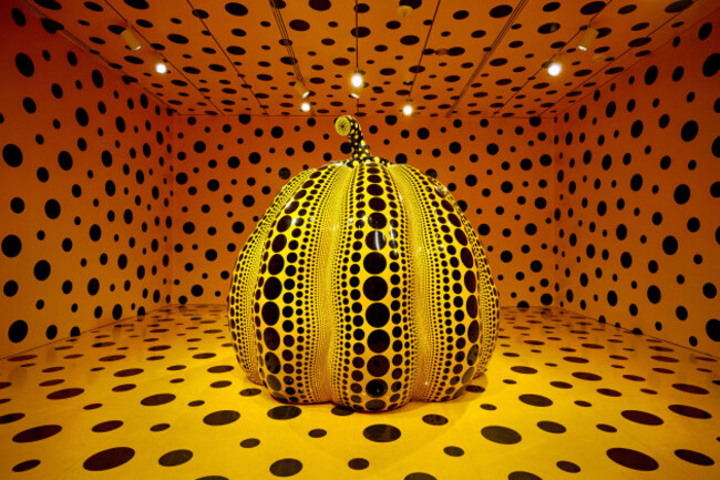 hirshhorn-museum-yayoi-kusama-pumpkin-sculpture-washington-dc-usa-washington-d-c-united-states-yayoi-kusamas-dotted-pumpkin-sculpture-fills-a-polka-dot-chamber-at-the-hirshhorn-museum-and-sculp