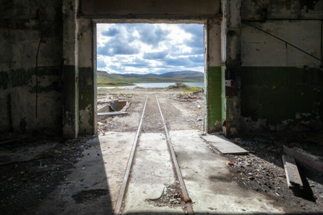 russia-kolasuperdeepboreholedestroyedbuildings-railsgooutof