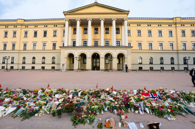 oslo-20260828-several-people-have-laid-flowers-in-front-of-the-palace-square-in-connection-with-the-kings-health-condition-having-worsened-king-harald-admitted-to-the-national-hospital-photo-lise