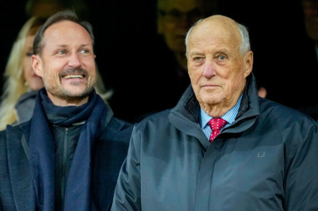 oslo-20251113-crown-prince-haakon-and-king-harald-before-the-world-cup-qualifying-match-in-football-between-norway-and-estonia-at-ullevaal-stadion-photo-fredrik-varfjell-ntb-this-text-is-auto-t