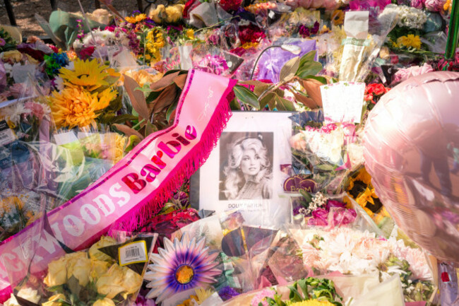 brentwood-tn-27-august-2026-fans-gather-at-dolly-partons-nashville-area-home-in-brentwood-tennessee-to-pay-their-respects-people-have-come-from-all-over-the-world-to-leave-flowers-messages-and