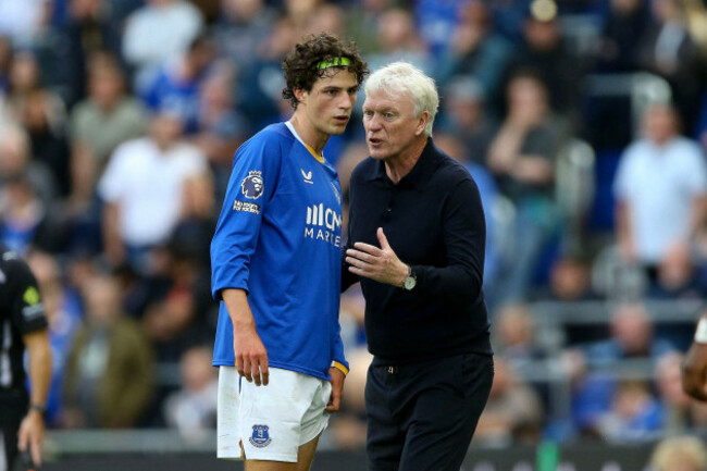 liverpool-uk-22nd-aug-2026-david-moyes-the-everton-manager-talks-with-merlin-rohl-of-everton-premier-league-match-everton-v-crystal-palace-at-the-hill-dickinson-stadium-in-liverpool-on-saturday