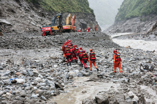 gyirong-chinas-xizang-autonomous-region-29th-aug-2026-this-photo-shows-search-and-rescue-operations-underway-at-the-mudslide-hit-area-in-gyirong-county-southwest-chinas-xizang-autonomous-region