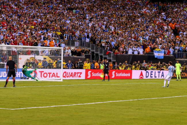 26-jun-2016-argentina-midfielder-lionel-messi-10-shoots-his-penalty-kick-wide-during-the-copa-america-centenario-final-4-2-in-penalty-kicks-between-the-argentina-and-chile-played-at-metlife-stadium