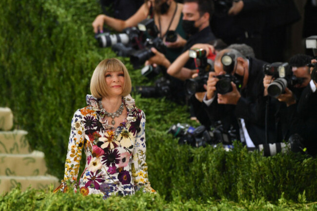 anna-wintour-attends-the-2021-met-gala-celebrating-in-america-a-lexicon-of-fashion-at-the-metropolitan-museum-of-art-on-september-13-2021-in-new-yor