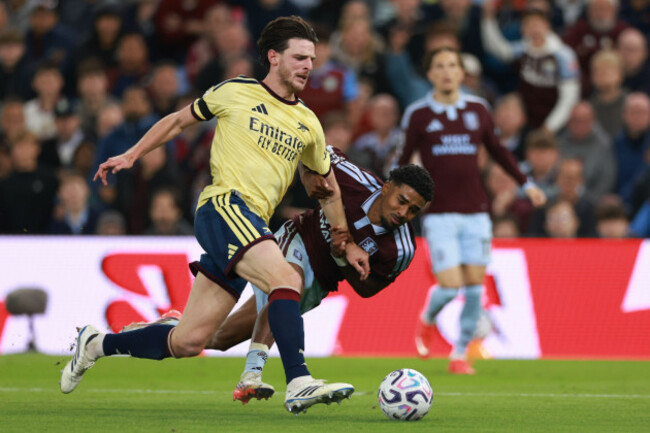 aston-villas-ian-maatsen-right-and-arsenals-declan-rice-challenge-for-the-ball-during-the-english-premier-league-soccer-match-between-aston-villa-and-arsenal-in-birmingham-england-monday-aug-3