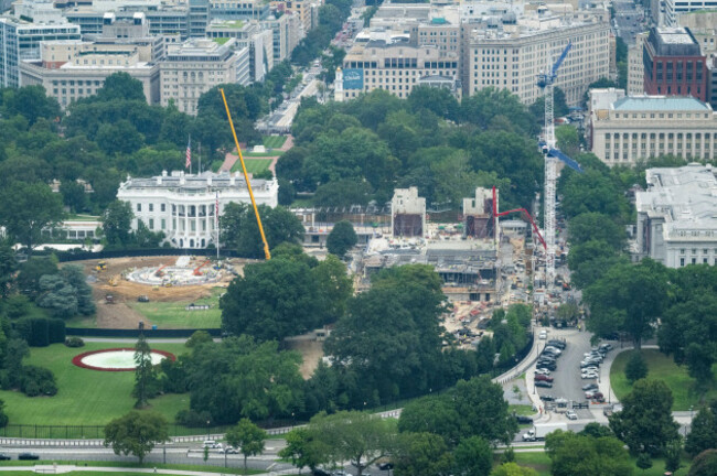 washington-usa-14th-aug-2026-an-aerial-view-of-the-white-house-and-ongoing-construction-work-on-the-south-lawn-helipad-and-east-wing-ballroom-photographed-from-the-washington-monument-observation