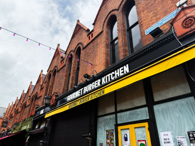 dublin-ireland-may-22-2026-exterior-view-of-a-gourmet-burger-kitchen-in-dublin-with-yellow-awning-brick-arches-and-festive-lights