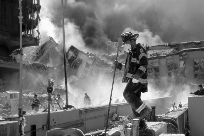 fdny-firefighter-amongst-the-rubble-as-the-twin-towers-burn-during-the-terrorist-attack-in-new-york-city-on-september-11-2001-usa