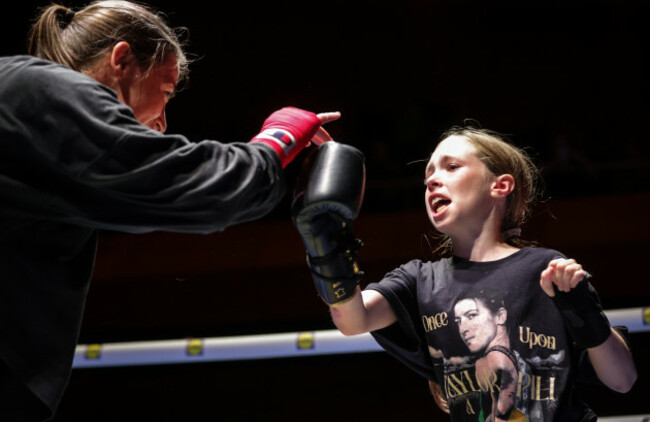 katie-taylor-with-young-fan-clodagh-keating