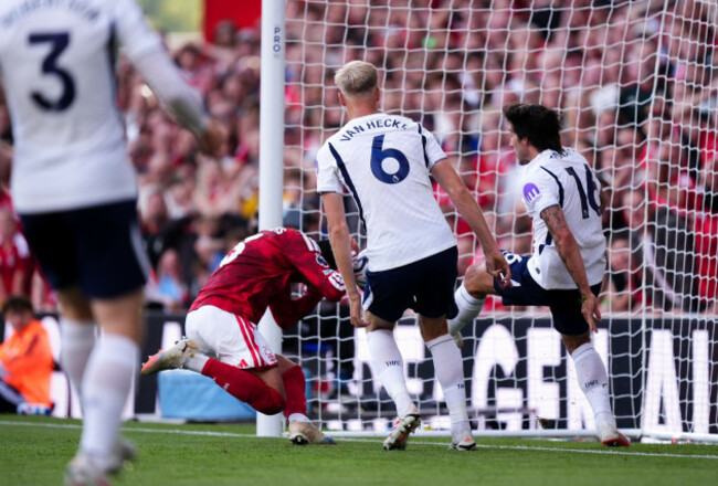 nottingham-forests-neco-williams-appears-to-handle-the-ball-as-he-scores-resulting-in-var-overruling-the-goal-during-the-premier-league-match-at-the-city-ground-nottingham-picture-date-saturday