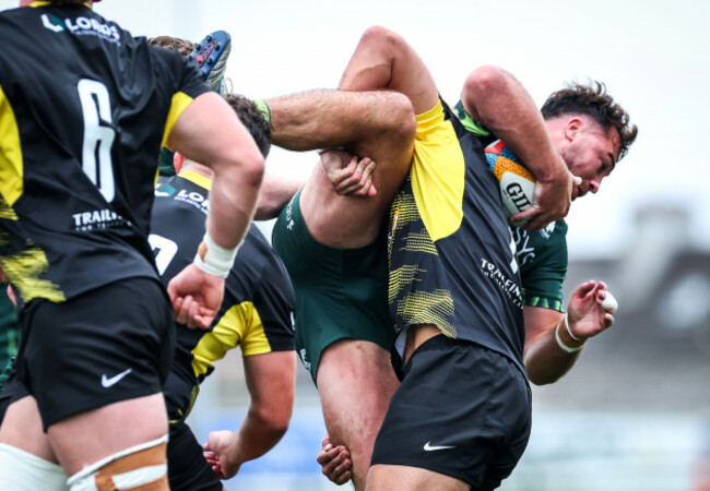 shayne-bolton-is-tackled-by-jarrod-taylor