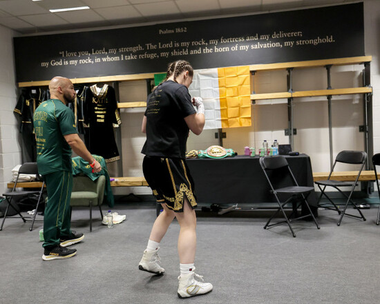 katie-taylor-warms-up-in-the-dressing-room-ahead-of-the-fight