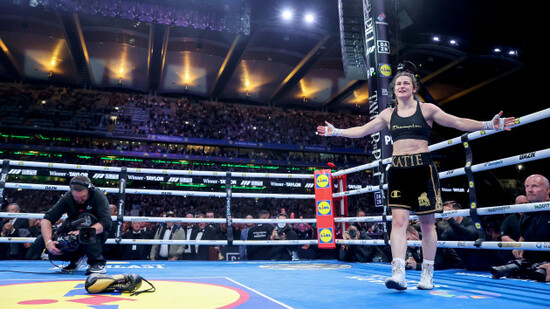 katie-taylor-places-her-gloves-in-the-middle-of-the-ring