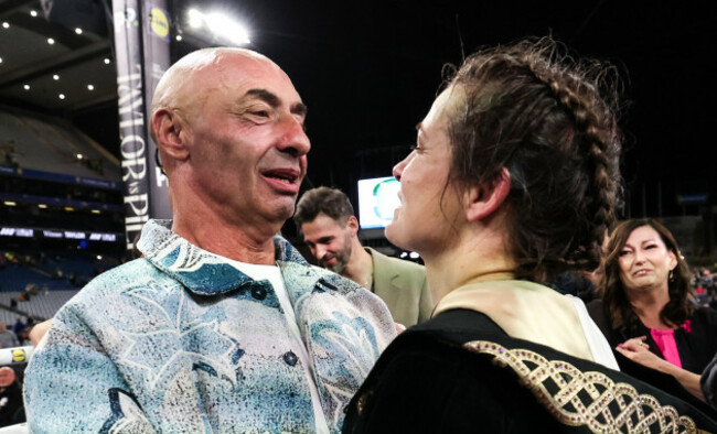 katie-taylor-celebrates-in-the-ring-after-winning-by-unanimous-decision-with-her-father-pete