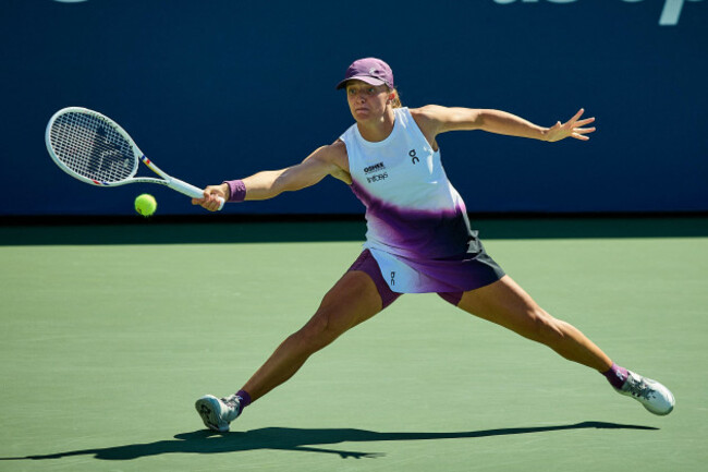 new-york-new-york-usa-5th-sep-2026-iga-swiatek-of-poland-returns-with-forehand-against-marie-bouzkova-during-the-2026-us-open-tennis-championships-in-new-york-credit-image-mathias-schul