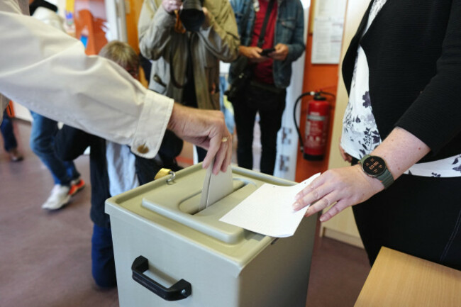 06-september-2026-saxony-anhalt-tangermunde-a-voter-drops-his-folded-ballot-into-the-ballot-box-at-a-polling-place-on-sunday-a-new-state-parliament-will-be-elected-in-saxony-anhalt-photo-kay-ni