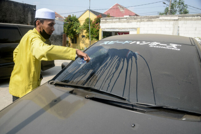 bogor-west-java-indonesia-6th-sep-2026-a-man-clears-volcanic-ash-from-his-car-following-the-eruption-of-mount-anak-krakatoa-in-bogor-west-java-indonesia-mount-anak-krakatau-erupted-on-septembe