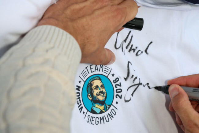 14-june-2026-saxony-anhalt-tangermunde-afd-lead-candidate-ulrich-siegmund-signs-autographs-ahead-of-the-first-joint-simson-ride-in-saxony-anhalt-hundreds-of-simson-fans-are-riding-alongside-ulrich