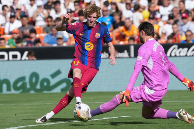valencias-goalkeeper-stole-dimitrievski-blocks-barcelonas-anthony-gordon-during-the-spanish-la-liga-soccer-match-between-valencia-and-barcelona-in-valencia-spain-sunday-sept-6-2026-ap-photoa